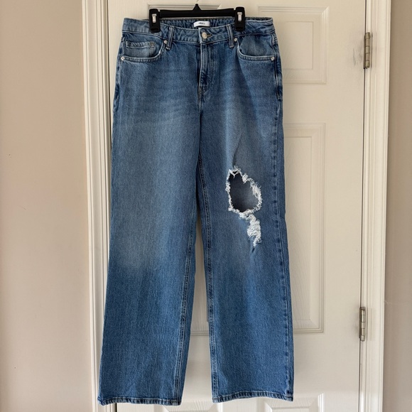 Forever 21 Women’s Straight Leg Distressed Jeans - Picture 2 of 7